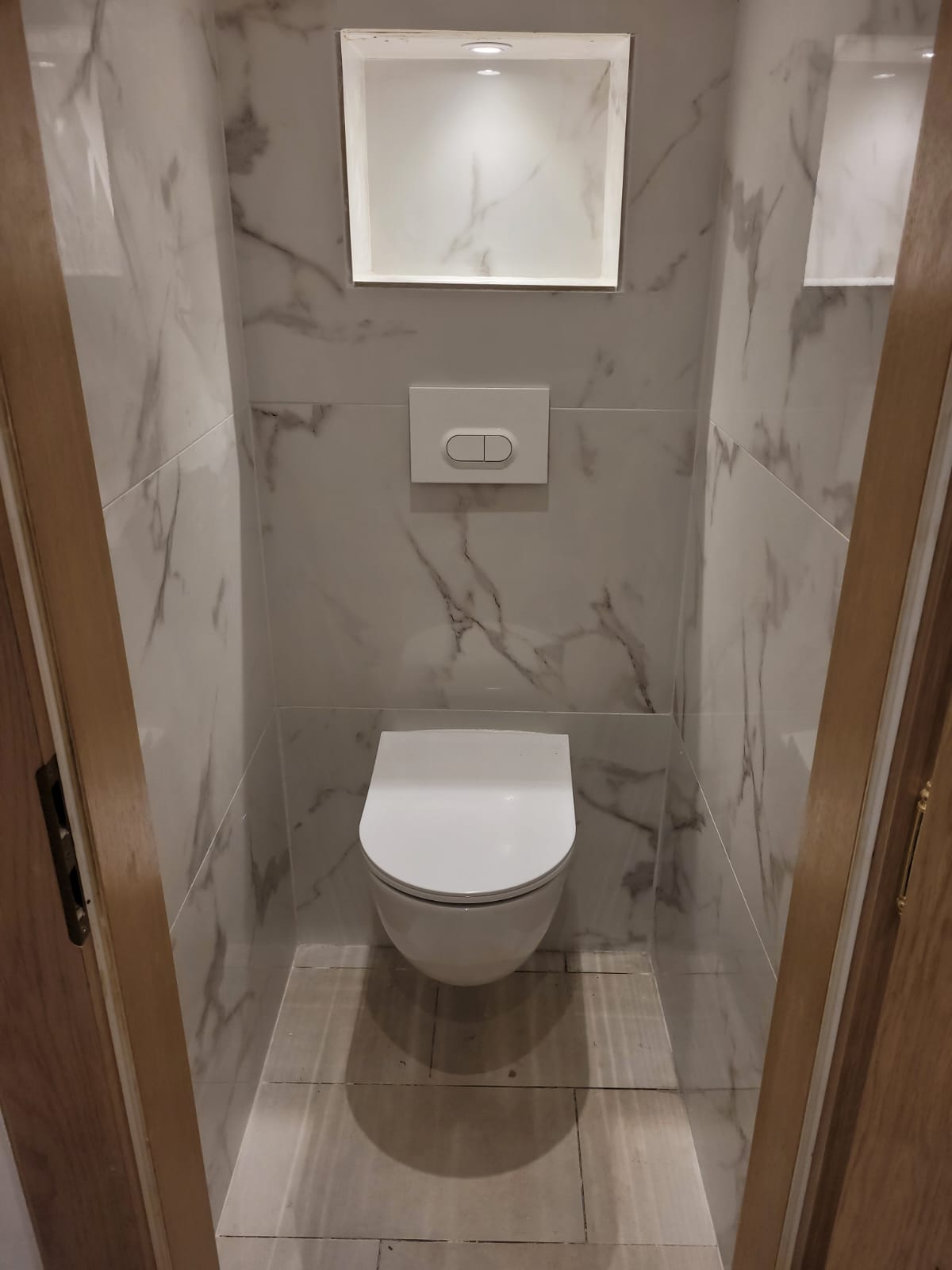 Rénovation salle de bain à Metz — WC suspendu marbre par Edil Valpa